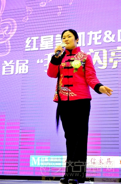 qiusi with long braid in singing contest