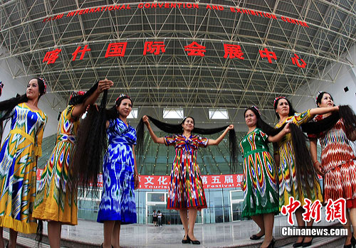 28 ladies in Sinkiang shew their long hair