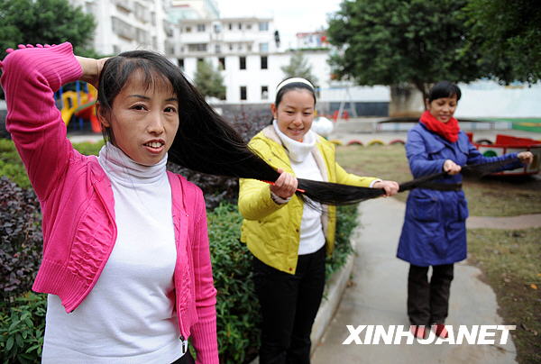 Guo Xiaoyun from Jiangxi province has 2.5 meters long hair-2