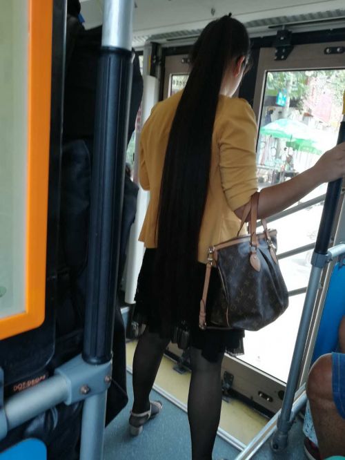 Thigh length long hair on bus in Jinan