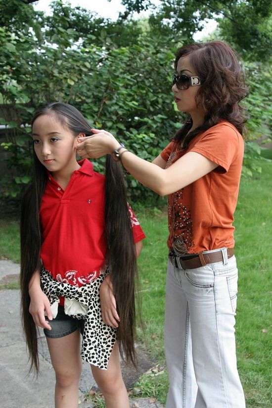 Mother help Xu Yuxin make braid