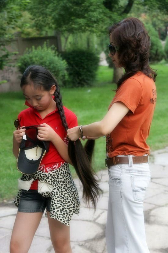 Mother help Xu Yuxin make braid