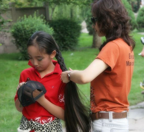 Mother help Xu Yuxin make braid