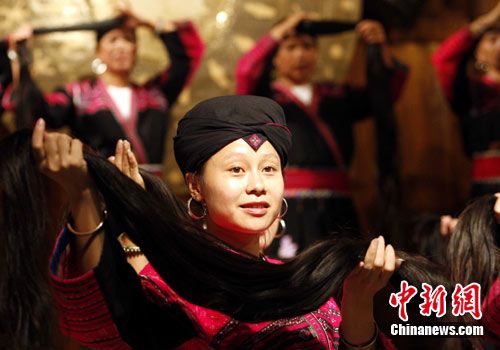 Hongyao women show their long hair at the end of August