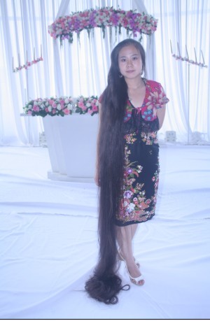 Feng Wan's 3 meters long hair