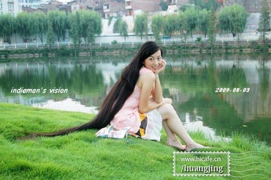 Huang Jing, a long hair girl like travelling