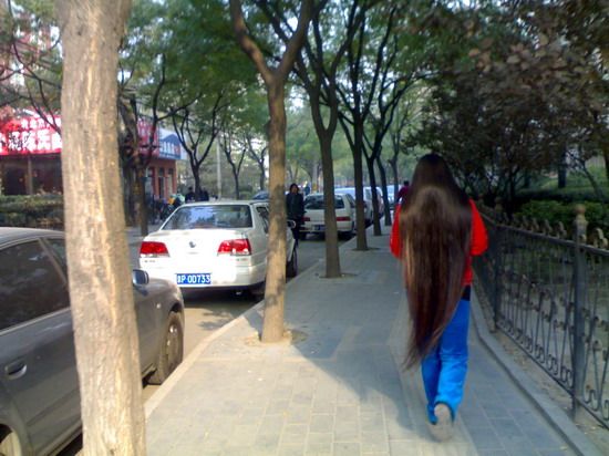 Streetshot of thigh length long hair with red cloth-2