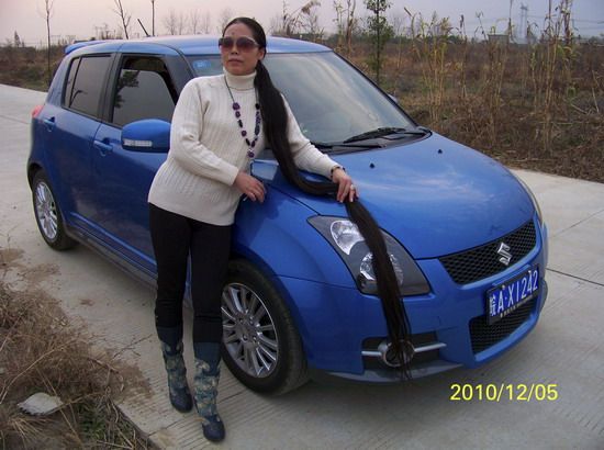 hailanlan show her long hair on car