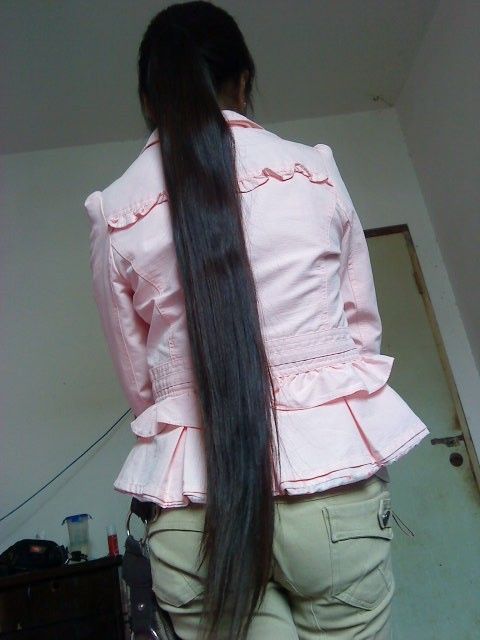 20 years girl has 1 meter long hair