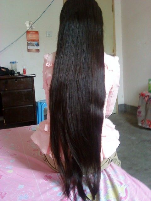 20 years girl has 1 meter long hair