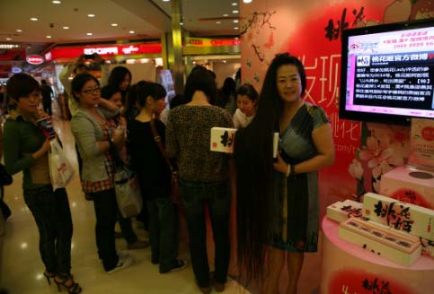 Liu Xiaofang shew her 1.6 meters long hair in Beijing 