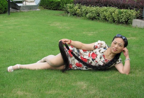 Qi Liping show her long hair near Huangpu river in Shanghai