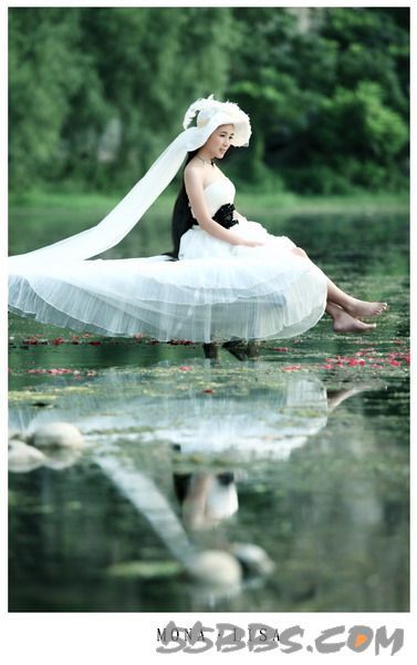 A long hair bride from Beijing took photos at Shidu