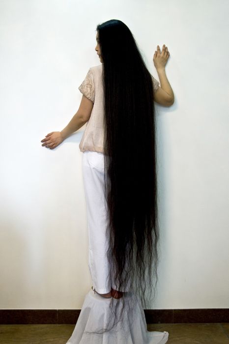 Miss Qin has 1.9 meters long hair