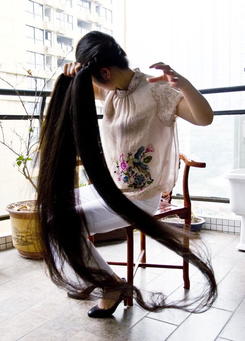 Miss Qin has 1.9 meters long hair