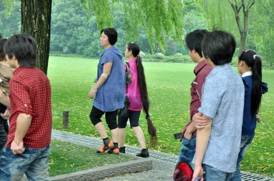 Super long hair girl travelled in West Lake