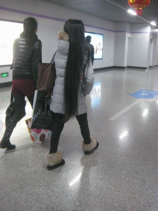 Long hair walked in Shanghai subway