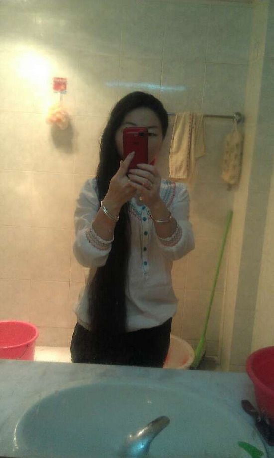 Long hair girl take photos by herself-2