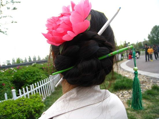 Beautiful peony on Gao Shuang and Du Xiuqing's big bun