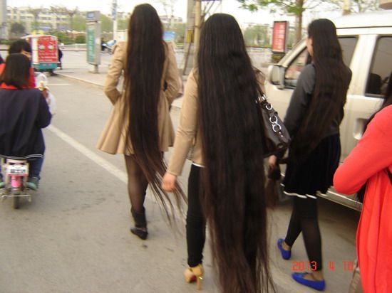 Long hair ladies walked on Juancheng's street