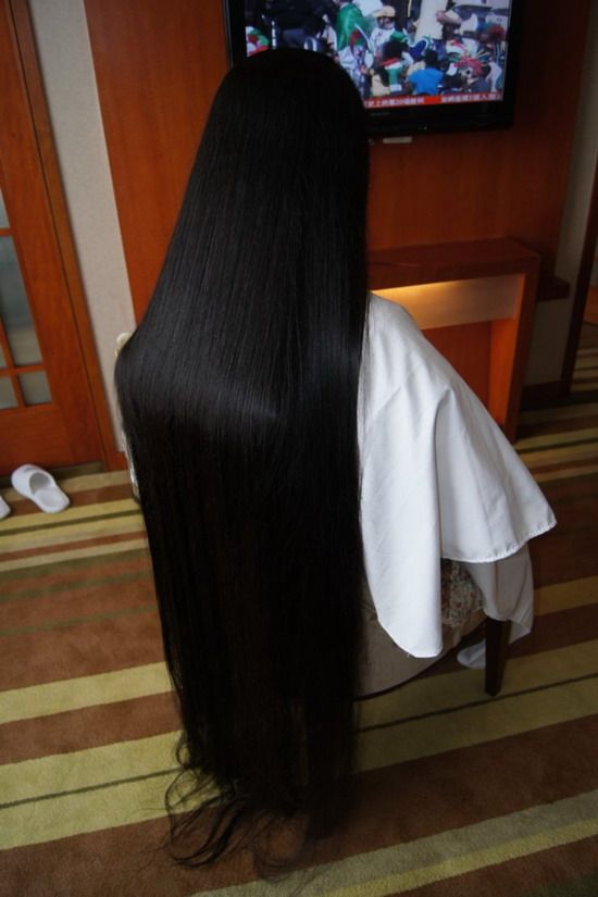 Gao Shuang wash her beautiful long hair