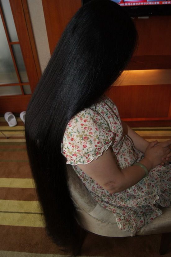 Gao Shuang wash her beautiful long hair