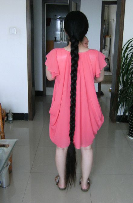 xiaobai has very long hair about floor length