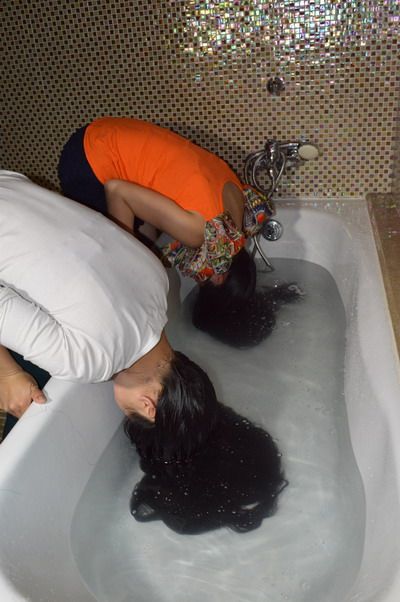 Pan Yongyan and her friend wash long hair together