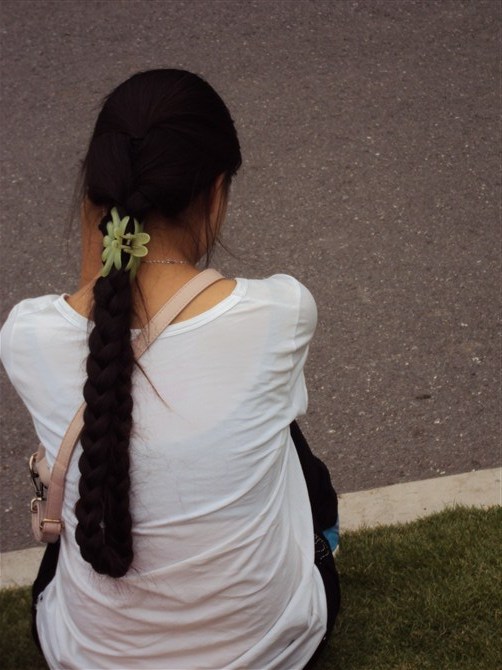 zhaozhao wrap her very long hair to braid