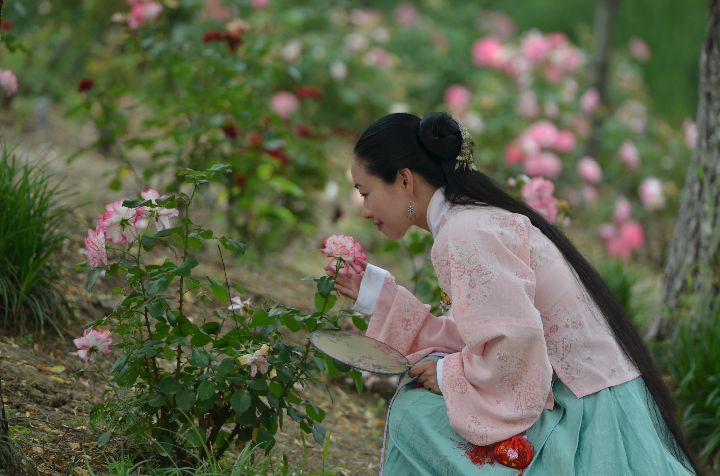 Meng Yan dressed in Chinese traditional clothes