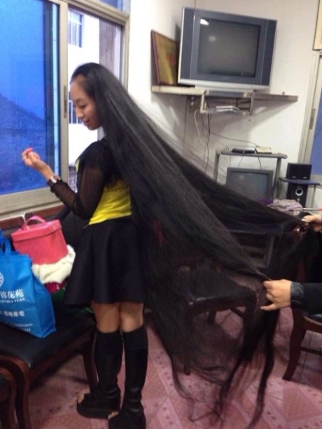 Help her to untangle super long hair