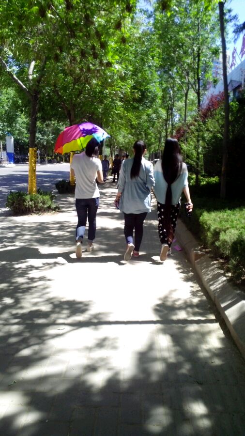 Walk with long ponytail almost reach her ankle