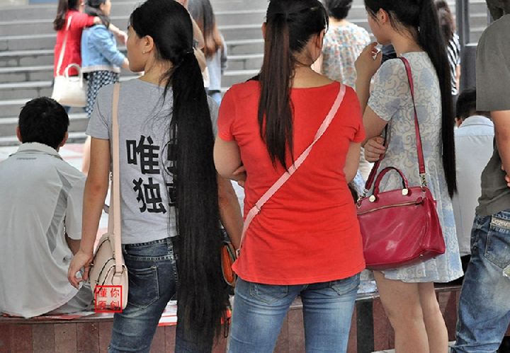 Streetshot of long ponytail by dongni