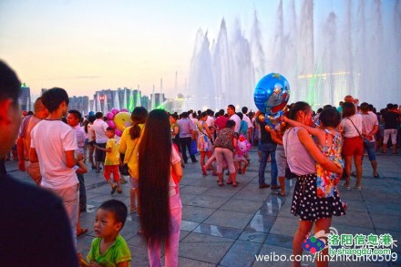 Knee length long hair girl watched fountain