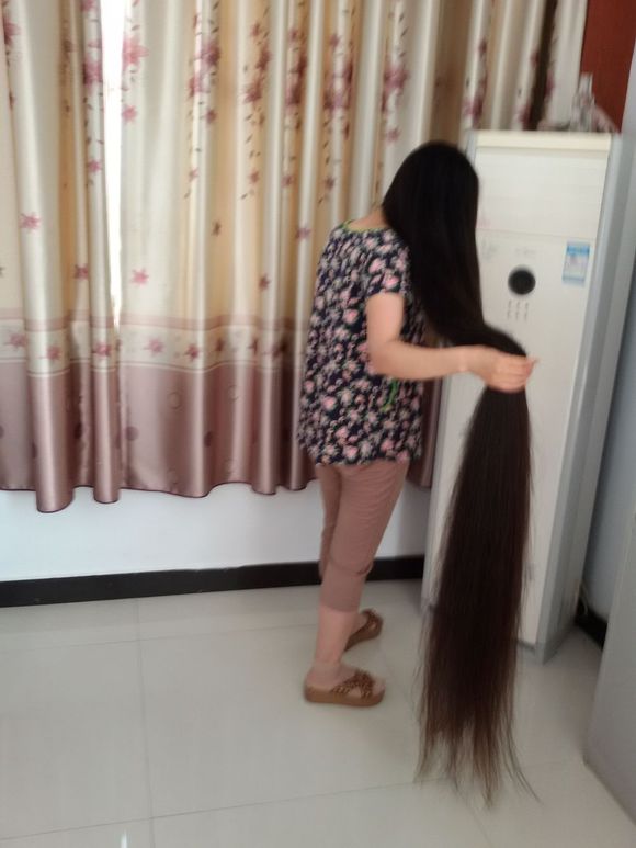 xinyu has almost 2 meters super long hair
