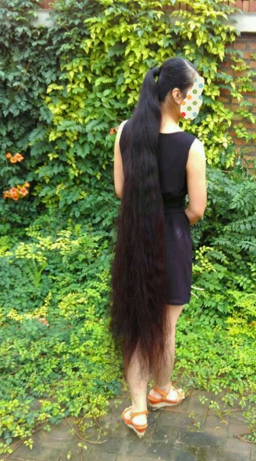 shuidishichuan06 has almost floor length long hair