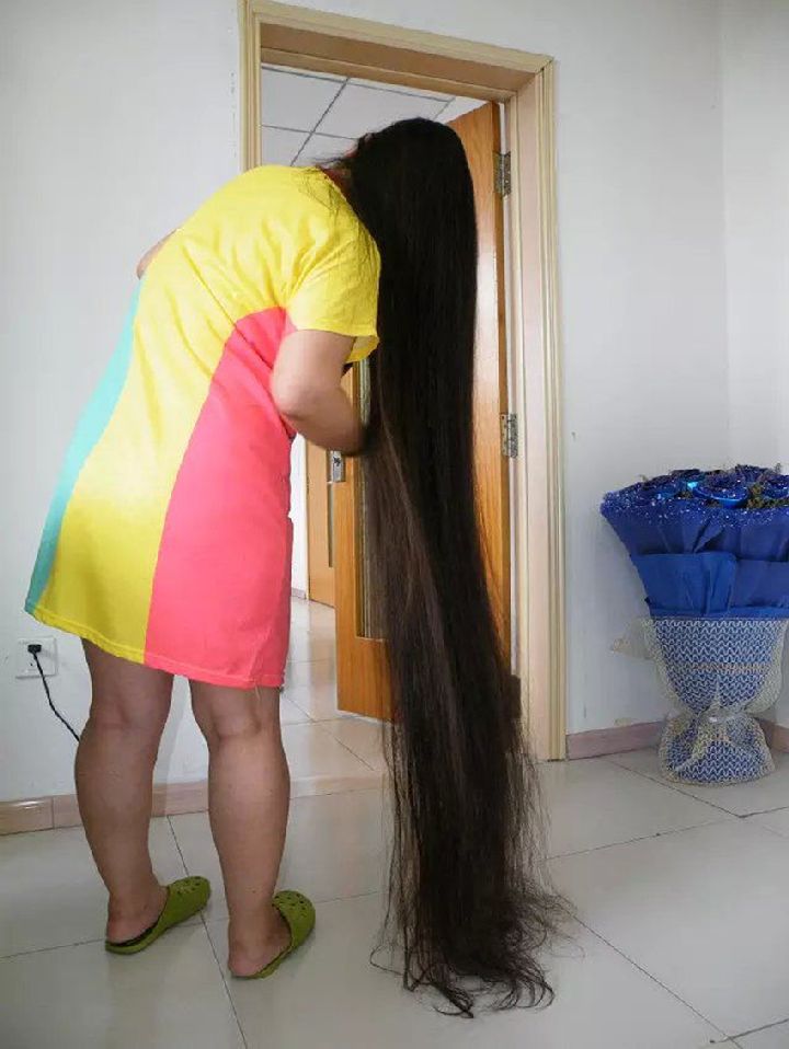 Floor length long hair beyond 1.55 meters