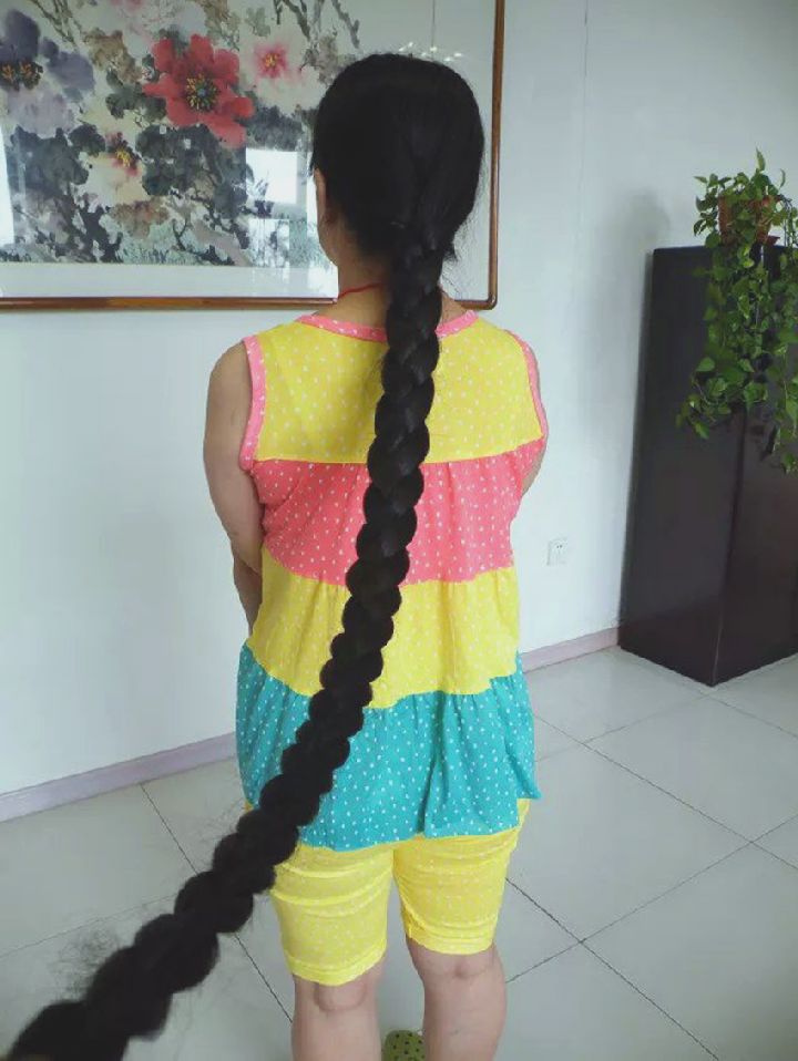 Floor length long hair beyond 1.55 meters