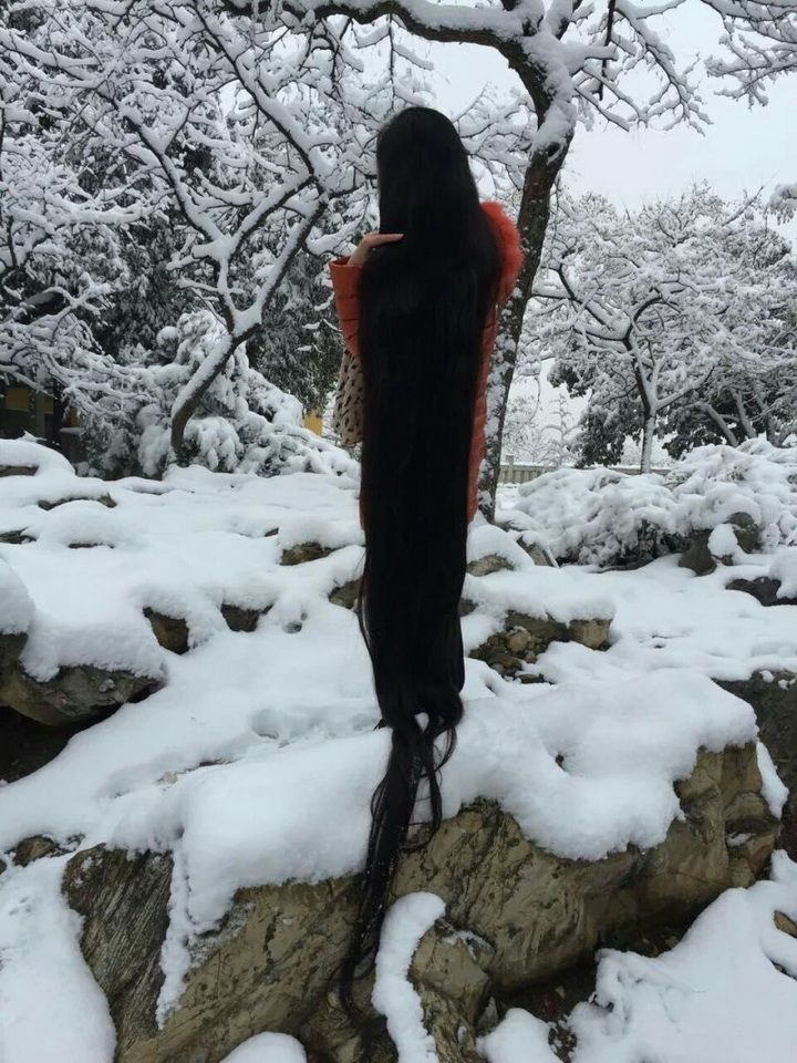 Zhou Hong shew her 2 meters plus long hair in snowy day