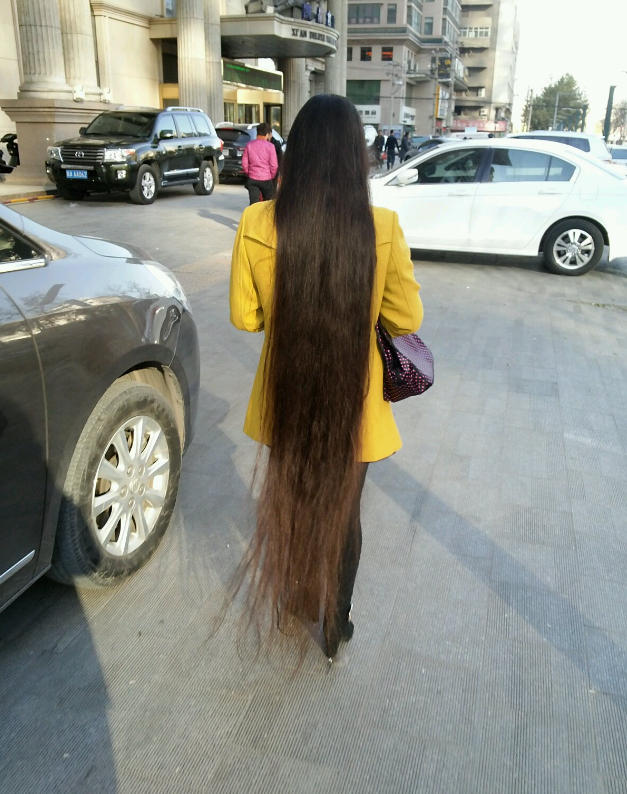 Floor length long hair lady walked on street in Xi