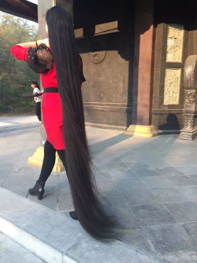 She walked with super long hair drag on ground