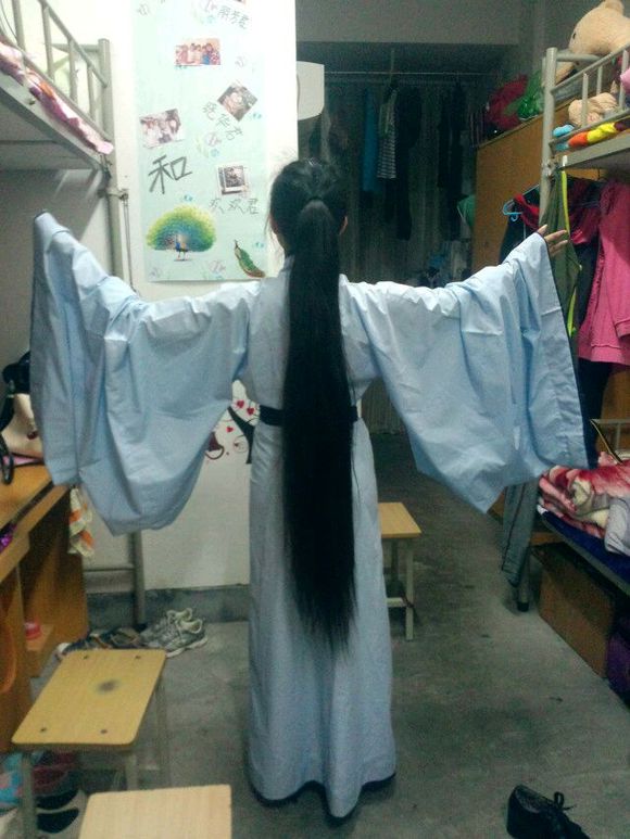 Calf length long hair girl likes Chinese traditional culture