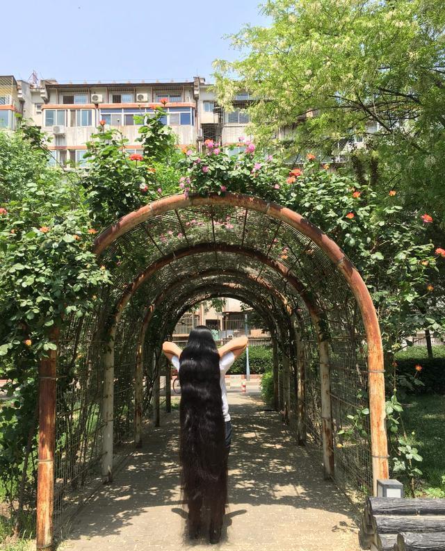 Zhang Liyan has 1.8 meters long hair