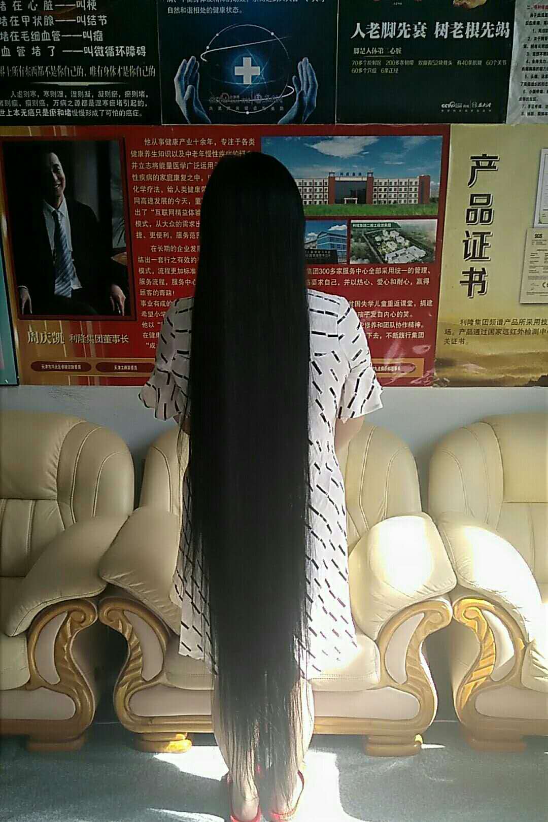 Her super long hair touch sandle